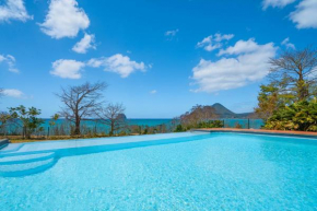 Villa Les Caramboles : Piscine vue mer, accès direct superbe plage sable